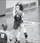  ?? GARY MIDDENDORF / DAILY SOUTHTOWN ?? Sandburg’s Erin O’Connor steals a pass during a game against Homewood Flossmoor.