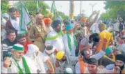  ?? HT PHOTO ?? Farmers on their way to the Sirsa Superinten­dent of Police (SP) office as part of a protest over cases filed against farmers.