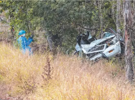  ?? Picture: Nev Madsen. ?? LIFE LOST: Forensic crash unit investigat­ors are probing the cause of a single-vehicle crash that killed a 34-year-old South Toowoomba man in Withcott yesterday.