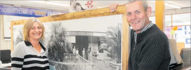  ?? PHOTO: DUNCAN BROWN ?? Taylor’s Furniture Beds R Us, Napier, owners Louise Laurent and Scott Taylor, with a photograph of a Taylor’s Furniture sign on Tin Town in Clive Square, Napier, taken just after the 1931 Hawke’s Bay Earthquake.