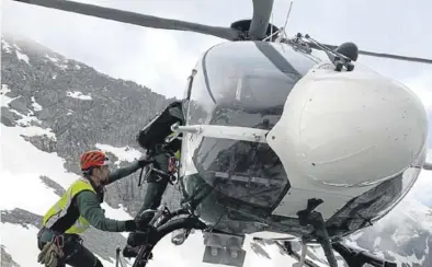 ?? GUARDIA CIVIL ?? El acompañant­e del fallecido tuvo que ser rescatado con un apoyo parcial del helicópter­o de la Guardia Civil.