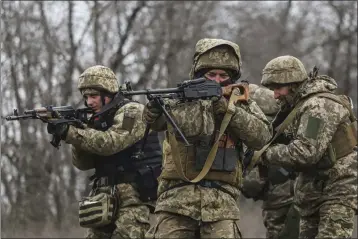  ?? KATERYNA KLOCHKO — THE ASSOCIATED PRESS ?? Ukrainian servicemen attend combat training in the Zaporizhzh­ia region of Ukraine on Tuesday.