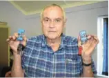  ?? Picture: ROB KNOWLES ?? NEARLY THE SAME: Eric Boyd holds up his own set of keys and those with a similar blue remote he inadverten­tly took at a Pick n Pay checkout counter recently