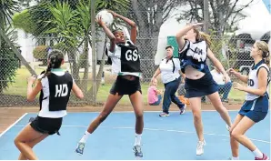  ?? Pictures: EUGENE COETZEE ?? GOING FOR GOAL: Pearson’s Busi Vayo latches onto the ball during their netball match against Collegiate