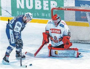  ?? ARCHIVFOTO: CHRISTIAN FLEMMING ?? Goalie Joey Vollmer (hier im Duell mit dem Lindauer Christian Schmidt) hat mit den Memmingen Indians souverän die Play-offs erreicht.