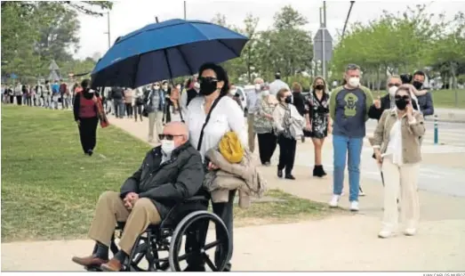  ?? JUAN CARLOS MUÑOZ ?? Las colas de personas que se formaron ayer en los Bermejales para la vacunación contra el coronaviru­s tras la difusión del bulo.