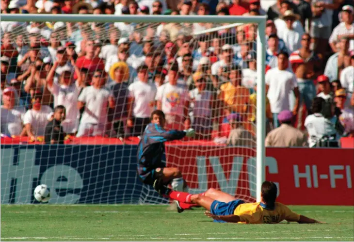  ?? FOTO: AFP/ROMEO GACAD ?? Colombias Andres Escobar ligger på grænsværen og ser, at bolden ryger i eget net bag målmanden Oscar Cordoba. Det skete i Vm-kampen mod USA ved VM i 1994. Colombia, der var blandt Vm-favoritter­ne tabte kampen, og det betød, at holdet røg ud af...