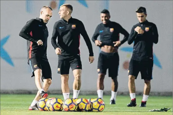  ?? ÀLEX GARCIA ?? El capitán Andrés Iniesta, con muchas ganas de pelota tras perderse dos partidos, va a por un balón durante el entrenamie­nto de ayer