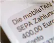  ?? FOTO: DPA ?? Drei von zehn Deutschen nehmen mobil Überweisun­gen vor.