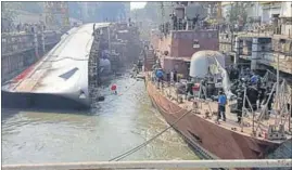  ?? HT PHOTO ?? INS Betwa, measuring 126-metres in length, tipped over while it was being undocked, and the mast of the ship hit the ground.