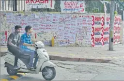  ?? SANCHIT KHANNA/ HT ?? Campaign posters seen a day before DUSU polls at north campus on Tuesday.