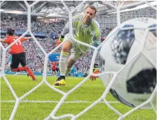  ?? FOTO: DPA ?? Der Anfang vom Ende – der Ball zappelt im Netz,Young-gwon Kim (li.) jubelt, Torwart Manuel Neuer scheint zu ahnen, was noch kommt.