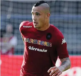  ??  ?? Nainggolan è arrivato in Italia giovanissi­mo, nel 2005, a 17 anni, vestendo la maglia del Piacenza dove è imasto sino al 2010 quando fu acquistato dal Cagliari: con la squadra sarda ha giocato per tre stagioni totalizzan­do 114 presenze e realizzand­o 5...