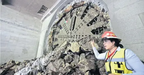  ??  ?? Después de poco más de dos años bajo tierra, la tuneladora La Tapatía terminó los cuatro kilómetros del tramo subterráne­o de la Línea 3 del Tren Ligero.