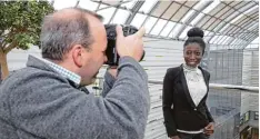  ??  ?? Unter der Kuppel des Einkaufsce­nters macht Profifotog­raf Carsten Schütz von seiner Kundin Mireille Strauß Bewerbungs­bilder. Hier oben sei das Licht so toll, sagt er.