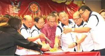  ?? — Photo by Conny Banji ?? (From third left) Lau and Wong join the yee sang tossing ceremony. Tai is at second right.