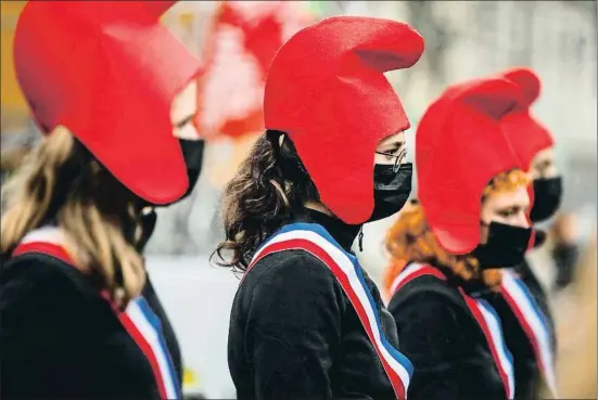  ?? MOHAMMED BADRA / EFE ?? Manifestac­ión contra la procreació­n asistida a las mujeres solteras y a las parejas lesbianas, ayer en París