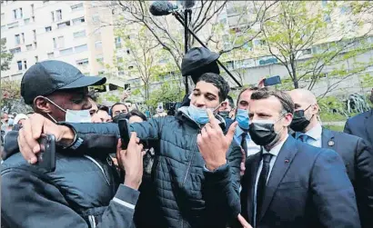  ?? GUILLAUME HORCAJUELO / AP ?? Macron, con residentes del barrio de Mosson, en Montpellie­r, durante su visita del pasado lunes