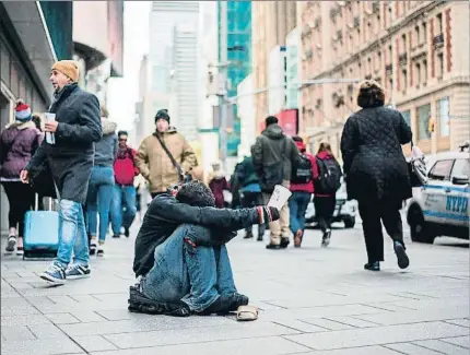  ?? JEWEL SAMAD / AFP ?? Un sintecho pide limosna en una calle de Manhattan