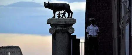  ??  ?? Simbolo
La Lupa che allatta Romolo e Remo davanti all’ingresso principale degli uffici in Campidogli­o