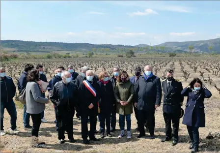  ??  ?? De gauche à droite Fabienne Bonet, Pierre Estève, Roger Ferrer, H. Malherbe, Carole Delga, le sénateur Jean Sol, le préfet 66, la députée Catherine Pujol, Daniel Barbaro(maire Montner)