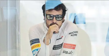  ?? FOTO: AP ?? Fernando Alonso, con cara de preocupaci­ón, esperando en el box de McLaren a que los mecánicos arreglaran su monoplaza