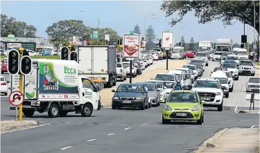 ?? Pictures: WERNER HILLS ?? SLOW PROGRESS: Motorists struggle to negotiate the traffic on the corner of Circular Drive and William Moffett due to load-shedding