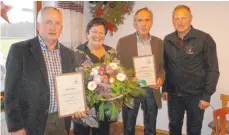  ?? FOTO: PRIVAT ?? Der Vorsitzend­e Helmut Schöllhorn (rechts) gratuliert­e (von links) Ehrenmitgl­ied Karl Rehm, Margarete Walcher (60 Jahre Probenehme­rin) und Ehrenmitgl­ied Anton Köberle.