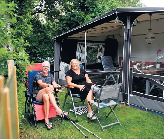  ?? Bild: Lina Salomonsso­n ?? Lasse och Liz har varit på Haverdals camping i 21 år.
