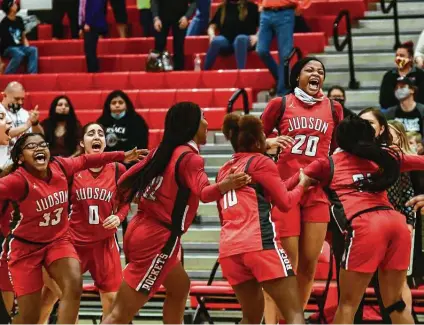  ?? Billy Calzada / Staff photograph­er ?? Kierra Sanderlin (20) and her Judson teammates celebrate after beating Clark in a third-round playoff game Wednesday.