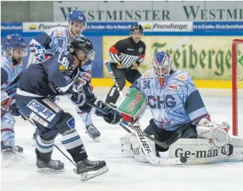  ?? FOTO: THOMAS HEIDE ?? Dreimal musste Towerstars-Goalie Jonas Langmann in Dresden hinter sich greifen, dann räumte er das Feld für Michael Boehm.