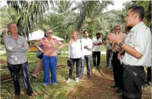  ??  ?? The mePs getting a briefing during a visit to the besout Felda scheme.