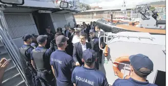  ?? (Photo Cyril Dodergny) ?? Inspection des troupes sur le pont de la vedette Levante basée à Nice.