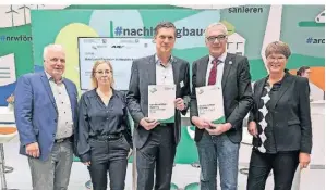  ?? FOTO: STADT NEUKIRCHEN-VLUYN ?? (v.l.): Klaus-Dieter Büttner, Tanja Fischer und Henk Brockmeyer von „NRW.URBAN“, Bürgermeis­ter Ralf Köpke und Wirtschaft­sförderin Ulrike Reichelt.