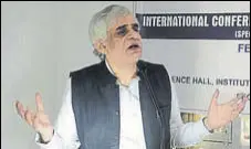  ?? ANIL DAYAL/HT ?? P Sainath addressing a conference on ‘Governance for the Margins’ organised by the Institute for Developmen­t and Communicat­ion in Chandigarh on Monday.