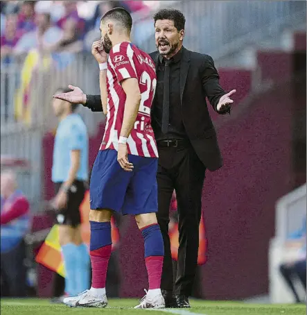  ?? FOTO: GETTY ?? Diego Simeone, dando instruccio­nes en el Camp Nou, un estadio que se le sigue resistiend­o, pues nunca ha ganado en él