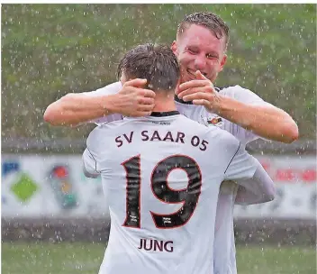  ?? FOTO: FNS ?? Komm her, Junge, lass dich drücken: Saarbrücke­ns Jannik Schliesing (hinten) freut sich mit Marc Jung über dessen Treffer zum 6:0-Endstand im Saarderby beim Tabellenzw­eiten FC Wiesbach.