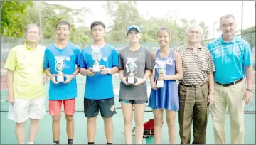  ??  ?? The boys and girls champions pose with SLTA deputy president Douglas Telajan (second right), secretary Bernard Chin (left) and treasurer Kho Siak Khoi after the prize presentati­on. — Photo by Chai Chang Yu