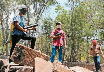  ??  ?? Estudiante­s protegen la sede de la Universida­d Politécnic­a de Managua, foco de la revuelta popular.