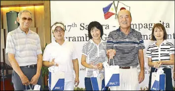  ??  ?? Poch Robles, MGCC caddy committee member Emmanuel Te, Yuki Ishikawa (wife of Japanese ambassador Kazuhide Ishikawa), former ambassador Toshinao Urabe, and Shinko Amano