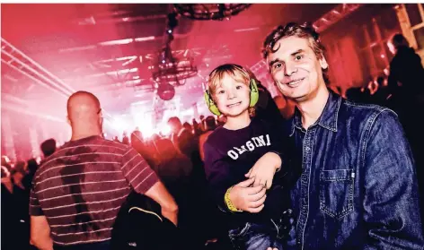  ?? FOTO: ANDREAS BRETZ ?? Für „Deine Freunde“mit Ohrschütze­rn ins Stahlwerk: Dirk Weber (r.) besucht mit seinem fünfjährig­en Sohn zum ersten mal ein Konzert.