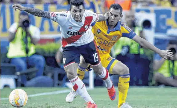  ?? REUTERS ?? Antes de su lesión, el uruguayo Tabaré Viudez tuvo su chance en la banda izquierda. En la imagen, recibe la marca del lateral Israel Giménez.