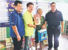  ??  ?? District 3310 assistant governor Leslie Phuan (second left) presents the solar lighting sets to a villager as Rotary Club of Kuching Central president Clarence Yong (left) and Rotary Club of Kelana Jaya president CB Tan look on.