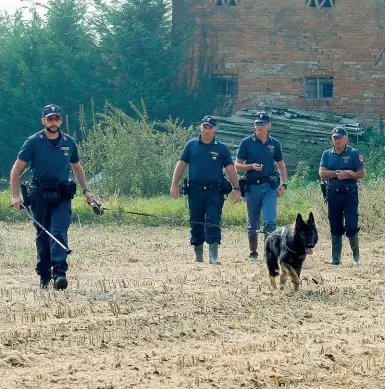  ??  ?? Le ricerche Qui sopra la polizia sulle tracce del corpo di Isabella (la vittima, nella foto a sinistra). A destra Freddy Sorgato