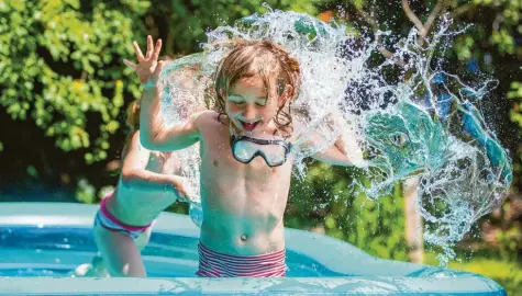  ?? Symbolfoto: Hannibal Hanschke, dpa ?? Kinder lieben es, im Sommer im Wasser zu planschen. Die DLRG warnt, die Kleinen dabei nicht aus den Augen zu lassen – denn ertrinken könne man schon in 20 Zentimeter tiefem Wasser.