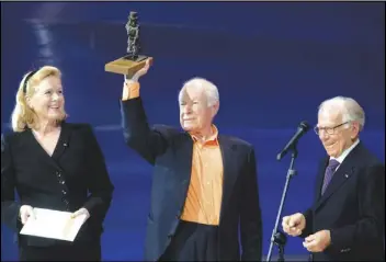  ?? KYRRE LIEN, NTB SCANPIX VIA AP ?? British theatre director Peter Brook (center) receives the 2008 Ibsen Award from the committee chairman, actress Liv Ullmann (left) and Henrik Ibsens, at a ceremony in the National Theatre, Oslo. Brook, a British theater director known for an influentia­l and distinguis­hed career which saw him garner worldwide acclaim, has died.