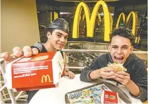  ?? MÁRCIO MERCANTE ?? Frequentad­ores do McDonald’s, Maxwell e Luiz aprovaram promoção