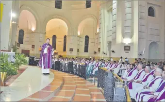  ??  ?? Una gran cantidad de sacerdotes y religiosos de la congregaci­ón salesiana participar­on de la misa al final de la tarde de ayer en la Basílica de Caacupé.