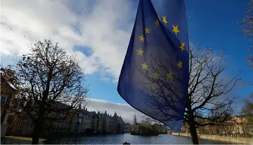  ?? ?? Un drapeau de l'Union européenne flotte à l'extérieur du bâtiment du Parlement aux Pays-Bas.
