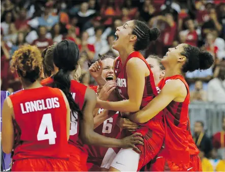 ?? AL BELLO/ GETTY IMAGES ?? Team Canada celebrates winning the gold medal against the U. S. as team members lift Kia Nurse after the Women’s Basketball Finals at the Pan Am Games Monday in Toronto.